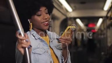 美国黑人少女戴耳机在公共交通中听音乐、唱歌和跳舞的肖像